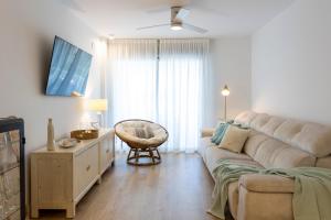 una sala de estar con un sofá y una mesa en Todimer astrid lux, en Motril