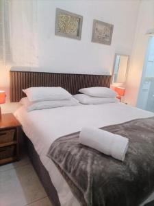a bedroom with two beds with white sheets and pillows at kennington lodge in East London