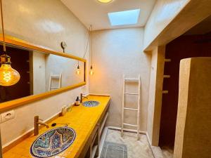 Un baño con dos lavabos y un espejo grande. en BABSA Home, en Essaouira 60 fotos más