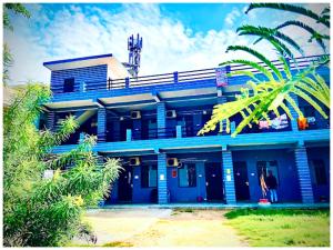 Garður fyrir utan AYODHYA HOTEL RAGHUBIR NIKUNJ NEAR SARYU GHAT & HANUMAN GARHI TEMPLE - Offers Premium Rooms - #Wifi #Parking #Customer service - A Premium Homestay In AYODHYA