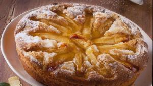 a apple pie on a plate on a table at Agriturismo Al Palaz in Prata Camportaccio