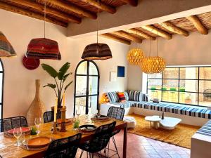 una sala de estar con una mesa y un sofá en BABSA Home, en Essaouira