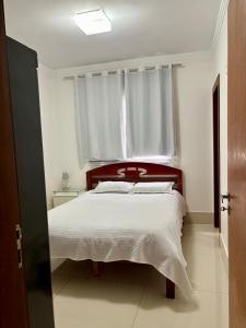 En eller flere senge i et værelse på Apartamento Mobiliado Completo