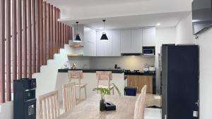 a kitchen and dining room with a table and chairs at Kubu Sera Guest House in Canggu