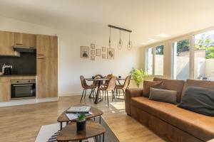 Kuchyň nebo kuchyňský kout v ubytování Le Patio - Spacieux T3 avec climatisation et jardin privatif