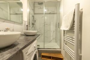 Koupelna v ubytování Le Patio - Spacieux T3 avec climatisation et jardin privatif