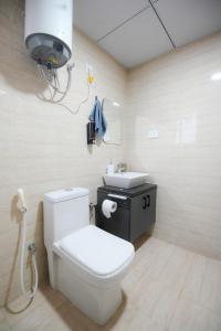 une salle de bain avec des toilettes blanches et un lavabo dans l'établissement The Starlit Stays-Modern Studio, à Jaipur 19 autres photos