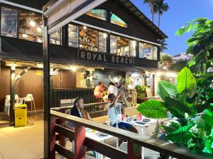 eine Gruppe von Personen, die vor einem Restaurant sitzen in der Unterkunft ALGAIDA BEACHFRONT CALAHONDA MIJAS near MARBELLA in Mijas Costa