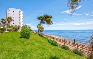 Blick auf den Strand und ein Gebäude in der Unterkunft ALGAIDA BEACHFRONT CALAHONDA MIJAS near MARBELLA in Mijas Costa