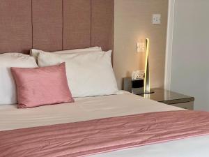 Postel nebo postele na pokoji v ubytování Laichmoray Hotel
