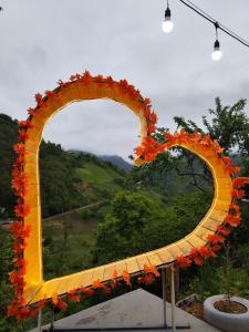 a heart shaped arch with a view of a mountain at Cottege Merisi's Side in Merisi