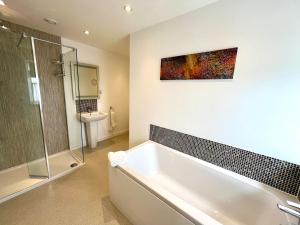 ein Badezimmer mit Badewanne und Waschbecken in der Unterkunft Laichmoray Hotel in Elgin + 44 Fotos