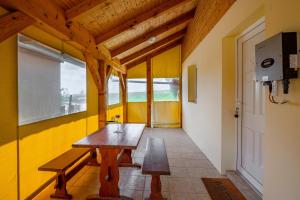 瑙吉考尼饶Förhénc Wine House & Guesthouses I-II-III的客房设有木桌和长凳。