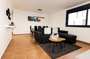 プエルト・デル・ロサリオにあるAregoma Apartamentoのソファとテーブルのあるリビングルーム