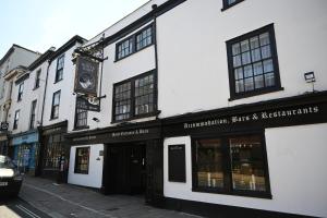 een gebouw met een klok op een straat bij White Hart, Exeter by Marston's Inns in Exeter