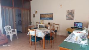 TV a/nebo společenská místnost v ubytování casa fronte mare puro relax + 27 fotografií