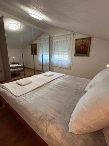 Ein Bett oder Betten in einem Zimmer der Unterkunft Apartments Marina
