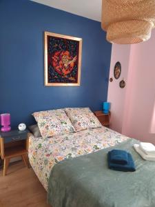 Ένα ή περισσότερα κρεβάτια σε δωμάτιο στο Le vintage, 10 min de Disneyland, 30 min de Paris - 50 m gare- 30 min CDG aéroport