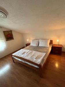 Ein Bett oder Betten in einem Zimmer der Unterkunft Apartments Marina