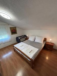 Ein Bett oder Betten in einem Zimmer der Unterkunft Apartments Marina