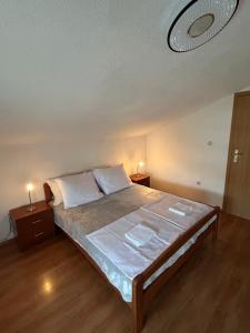 Ein Bett oder Betten in einem Zimmer der Unterkunft Apartments Marina