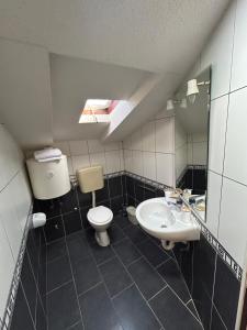 Ein Badezimmer in der Unterkunft Apartments Marina