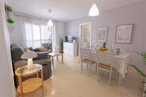 ein Wohnzimmer mit Tisch und ein Esszimmer in der Unterkunft Comeback DONT WORRY BE HAPPY in Salobreña