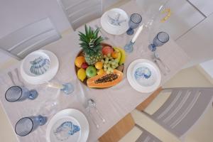 einen Tisch mit einer Schale Obst darauf in der Unterkunft Comeback DONT WORRY BE HAPPY in Salobreña