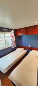 zwei Betten in einem Zimmer mit Fenster in der Unterkunft Camping 3 étoiles - Parc aquatique - ccbbeec in Beaumont-du-Périgord + 20 Fotos