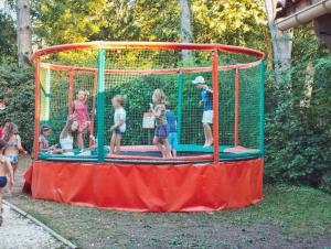 eine Gruppe von Kindern, die in einem Schlagkäfig spielen in der Unterkunft Camping 3 étoiles - Parc aquatique - ccbbeec in Beaumont-du-Périgord