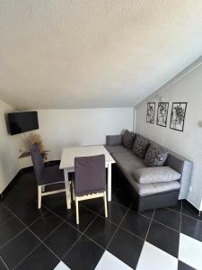 Ein Sitzbereich in der Unterkunft Apartments Marina