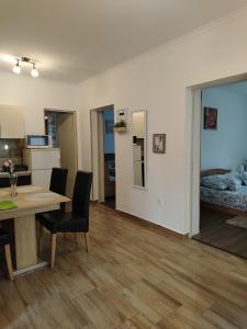 Kuchyň nebo kuchyňský kout v ubytování Kaptárkő Apartmanház