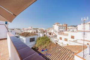 Una vista de una ciudad desde el tejado de un edificio. en La Soleá Historic Center, en La Herradura