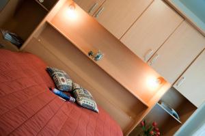 カルロヴィ・ヴァリにあるPension Villa Mariaのベッドルーム1室(ベッド1台、木製キャビネット付)