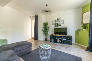 Μια τηλεόραση ή/και κέντρο ψυχαγωγίας στο Le Terrazza - T3 hyper-centre avec terrasse privative +9 φωτογραφίες