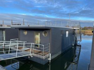 Fotografie z fotogalerie ubytování Hausboot-See-Rad-SUPs-Meer-Familie-Urlaub! v destinaci Wangerland