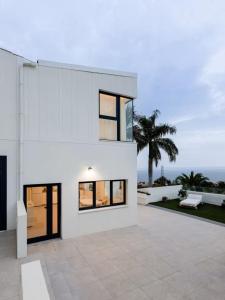 ein weißes Haus mit Meerblick in der Unterkunft Sunset Horizon Hideaway & Terrace, Santa Úrsula in Santa Úrsula