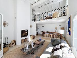 un salon avec un canapé et une table dans l'établissement Villa SHALIMAR vue mer et piscine chauffée, à La Croix-Valmer