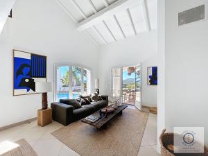 un salon avec un canapé et une table dans l'établissement Villa SHALIMAR vue mer et piscine chauffée, à La Croix-Valmer 5 autres photos