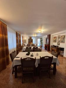 O zonă de relaxare la Pensiunea Casa-Stefanel +75 fotografii