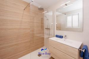 un baño con ducha y lavabo en La Soleá Historic Center, en La Herradura 28 fotos más