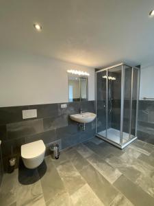 Koupelna v ubytování Appartments Krone + 37 fotografií