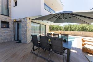 Bazén v ubytování Luxury Villa Favela with heated pool nebo v jeho okolí