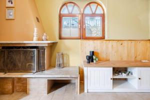 JK 7towers 1894 Cozy Maisonette -100m2 - Old City في سلانيك: مطبخ بدولاب بيضاء وطاولة ونوافذ +38 صورة