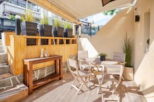 JK 7towers 1894 Cozy Maisonette -100m2 - Old City في سلانيك: فناء مع طاولة وكراسي على السطح