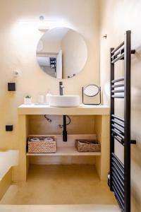 JK 7towers 1894 Cozy Maisonette -100m2 - Old City في سلانيك: حمام مزود بحوض ومِرآة