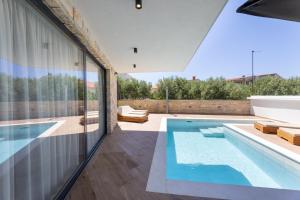 Bazén v ubytování Luxury Villa Favela with heated pool nebo v jeho okolí