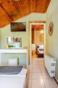 JK 7towers 1894 Cozy Maisonette -100m2 - Old City في سلانيك: غرفة بسرير ومطبخ