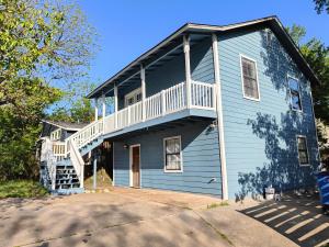 una casa azul con una escalera en el lateral de ella en 4BR house in trendy East Austin, en Austin