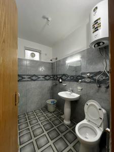 un bagno con un water e un lavandino di Skardu Midway Hotel a Skardu